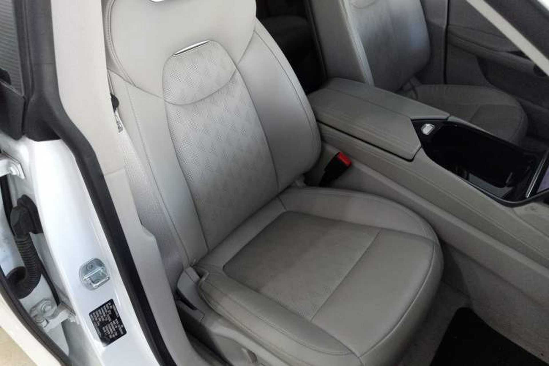 Used NETA S 2022 Extended-Range Version 1160 km Range Rear-Wheel Drive Mid-Grade Right Front Seat