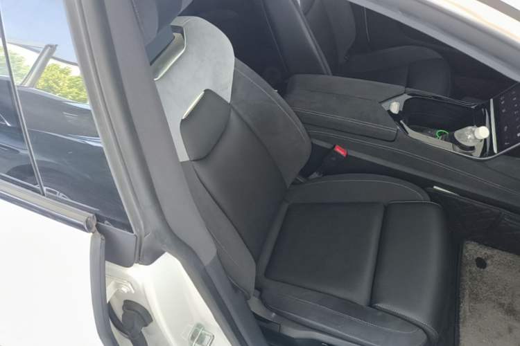 Used NETA S 2022 Extended-Range Version 1160 km Rear-Drive Big Edition Right Front Seat