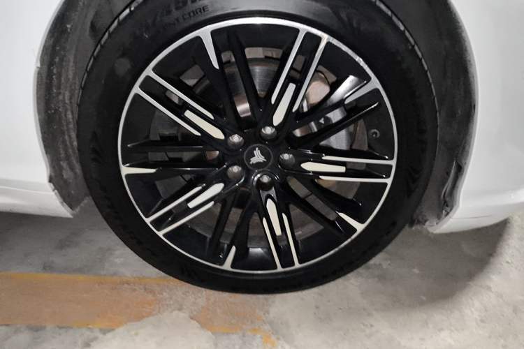 Used NETA S 2022 Extended-Range Version 1160 km Range Rear-Wheel-Drive Compact Edition Right Front Wheel Hub