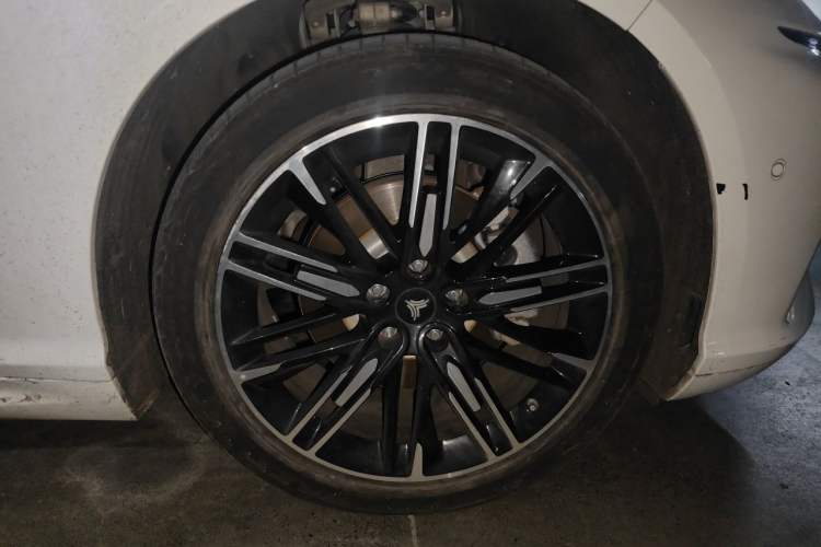 Used NETA S 2022 Extended-Range Version 1160 km Range Rear-Wheel-Drive Compact Edition Right Front Wheel Hub