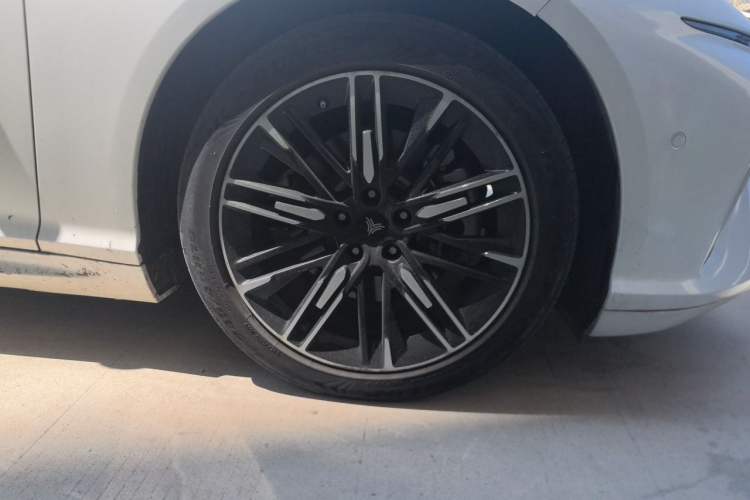 Used NETA S 2022 Extended-Range Version 1160 km Range Rear-Wheel Drive Mid-Grade Right Front Wheel Hub