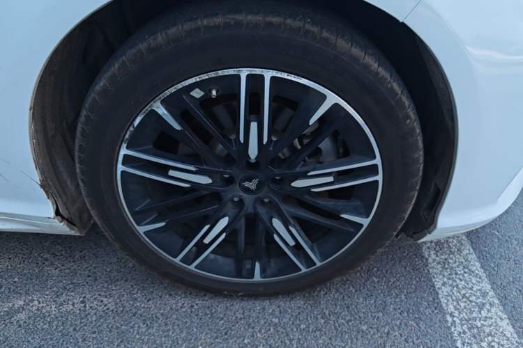 Used NETA S 2022 Extended-Range Version 1160 km Range Rear-Wheel-Drive Compact Edition Right Front Wheel Hub