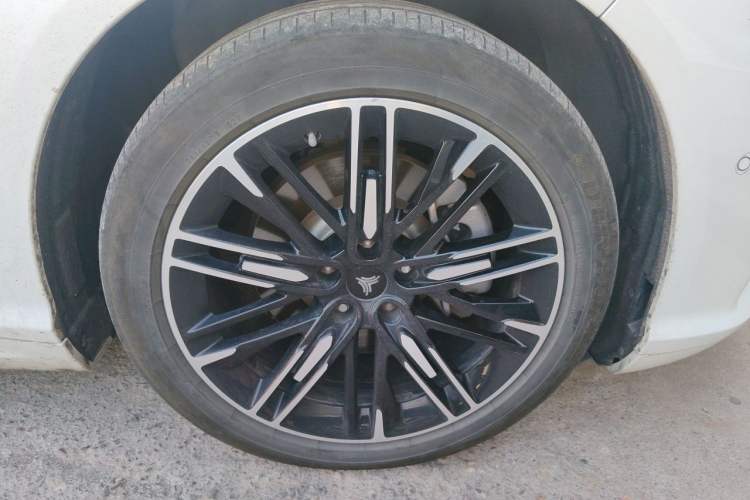 Used NETA S 2022 Extended-Range Version 1160 km Range Rear-Wheel-Drive Compact Edition Right Front Wheel Hub