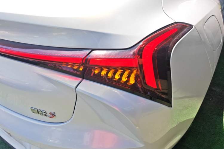 Used NETA S 2022 Extended-Range Version 1160 km Range Rear-Wheel-Drive Compact Edition Right Rear Taillight
