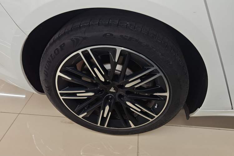 Used NETA S 2022 Extended-Range Version 1160 km Range Rear-Wheel-Drive Compact Edition Right Rear Wheel Hub