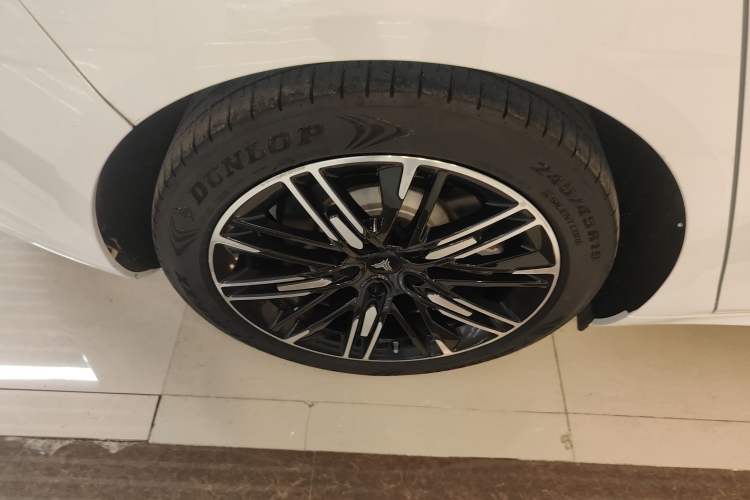 Used NETA S 2022 Extended-Range Version 1160 km Range Rear-Wheel-Drive Compact Edition Right Rear Wheel Hub
