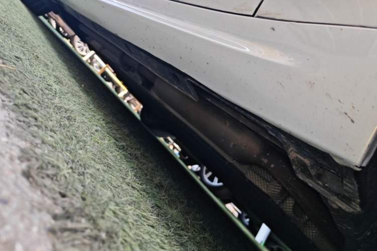 Used NETA S 2022 Extended-Range Version 1160 km Range Rear-Wheel-Drive Compact Edition Right Side Sill
