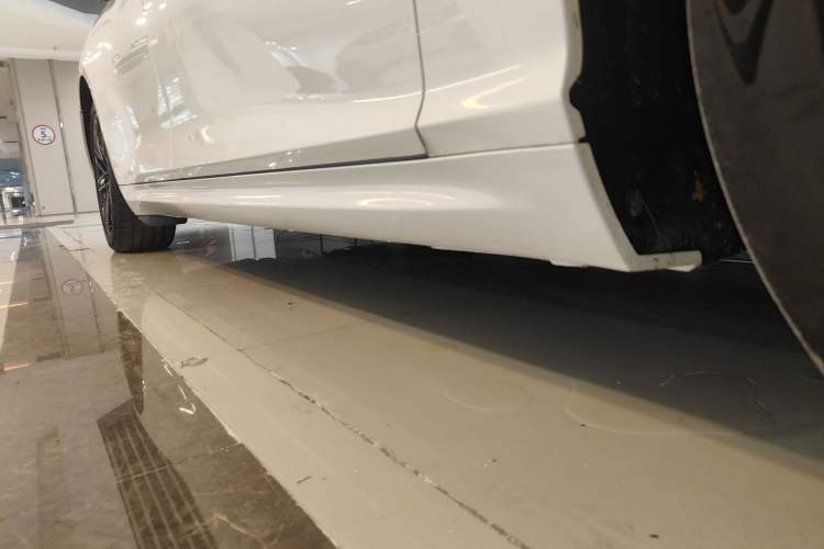 Used NETA S 2022 Extended-Range Version 1160 km Range Rear-Wheel-Drive Compact Edition Right Side Sill