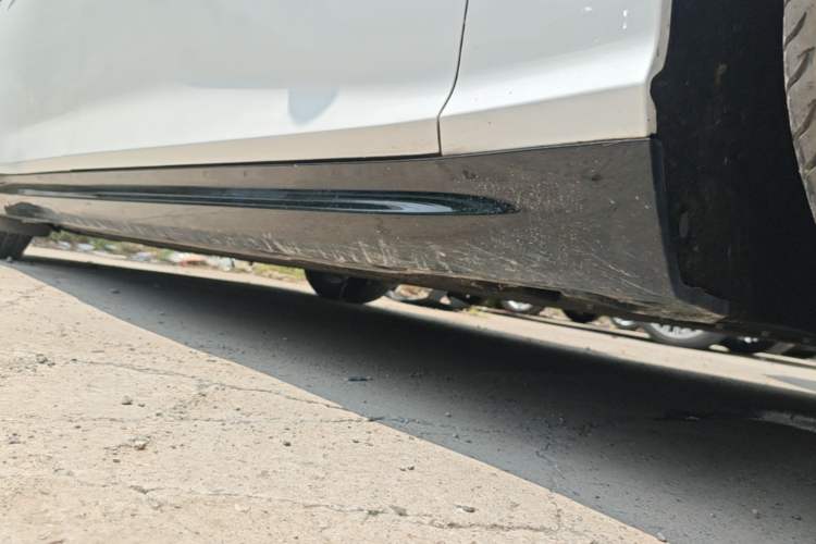 Used NETA S 2022 All-Electric 650 km Four-Wheel Drive Premium Version Right Side Sill