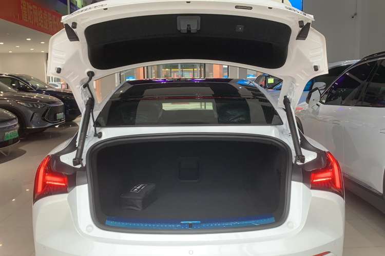 Used NETA S 2022 Extended-Range Version 1160 km Range Rear-Wheel-Drive Compact Edition Trunk