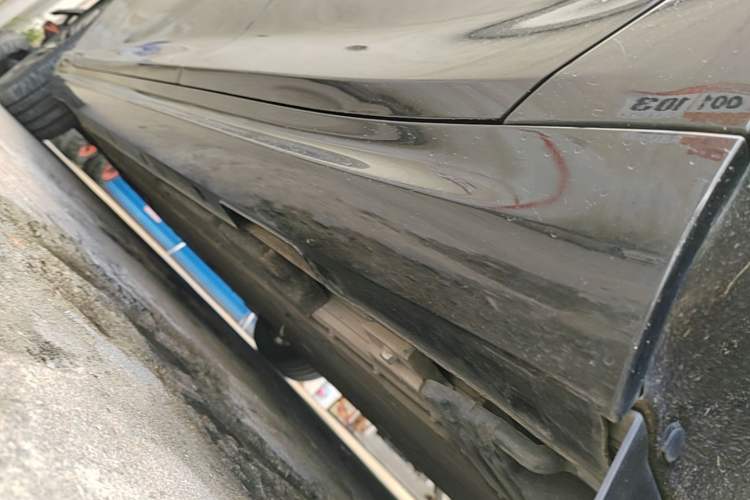 Used NETA S 2023 All-Electric 520 km Range Rear-Drive Version Left Side Sill