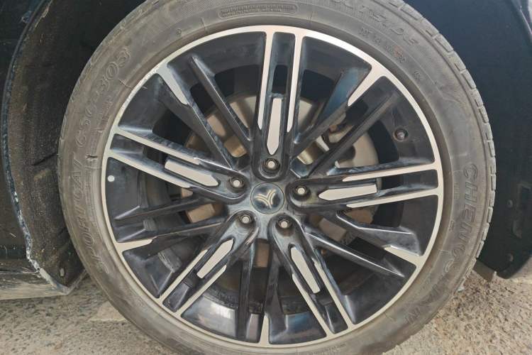 Used NETA S 2023 All-Electric 520 km Range Rear-Drive Version Right Front Wheel Hub