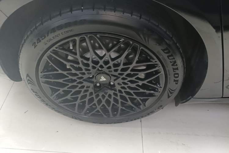 Used NETA S 2023 All-Electric 520 km Range Rear-Drive Version Right Rear Wheel Hub