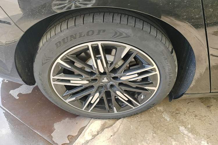 Used NETA S 2023 All-Electric 520 km Range Rear-Drive Version Right Rear Wheel Hub