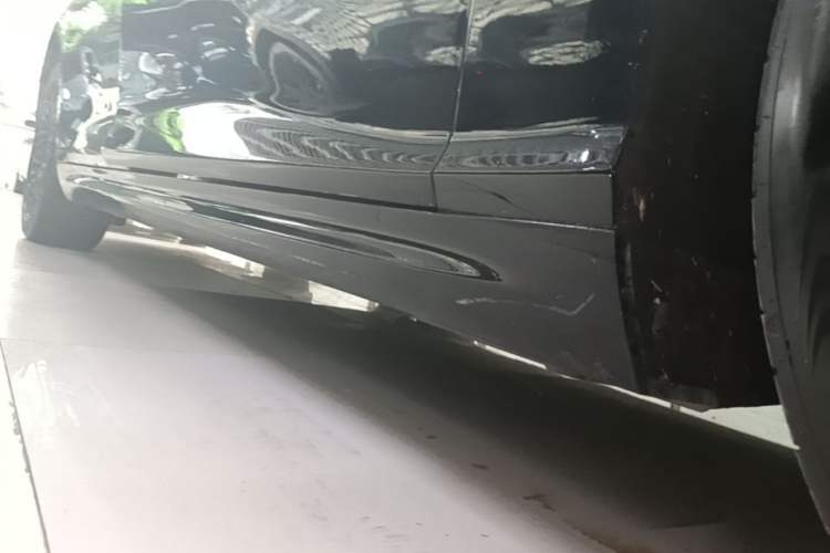 Used NETA S 2023 All-Electric 520 km Range Rear-Drive Version Right Side Sill