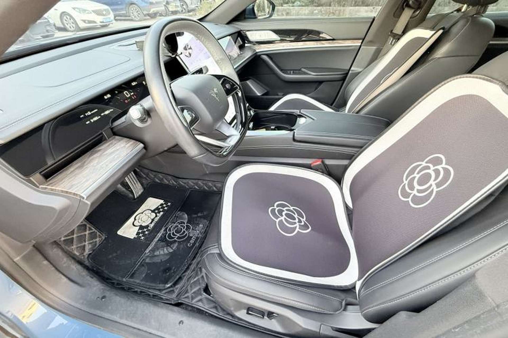 Used NETA S 2023 All-Electric 520 km Range Rear-Drive Version Interior 3