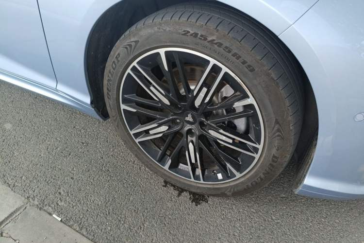 Used NETA S 2023 All-Electric 520 km Range Rear-Drive Version Right Front Wheel Hub