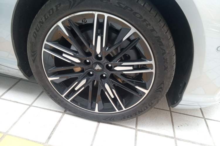 Used NETA S 2023 All-Electric 520 km Range Rear-Drive Version Right Front Wheel Hub