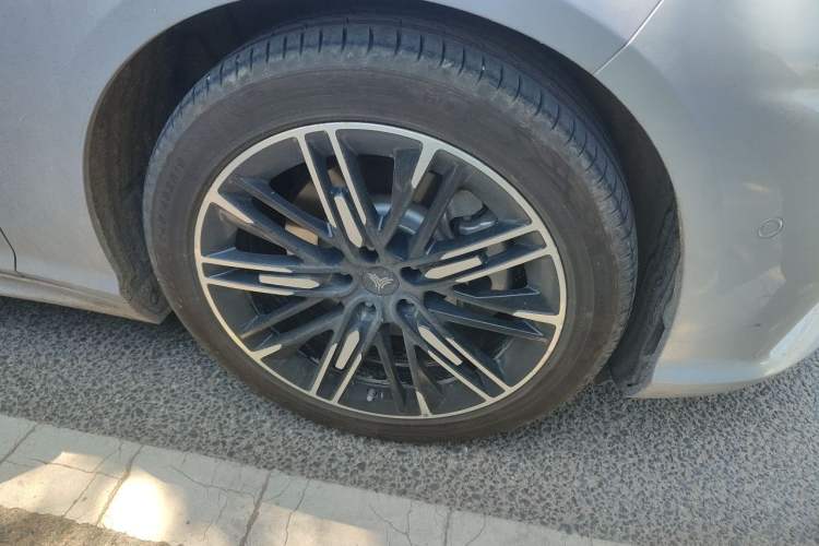 Used NETA S 2023 All-Electric 520 km Range Rear-Drive Version Right Front Wheel Hub