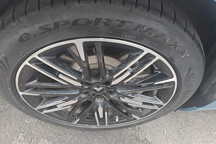 Used NETA S 2023 All-Electric 520 km Range Rear-Drive Version Right Rear Wheel Hub