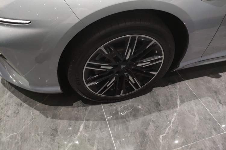 Used NETA S 2023 Pure Electric 520km Rear-Drive Lite Version Left Front Wheel Hub