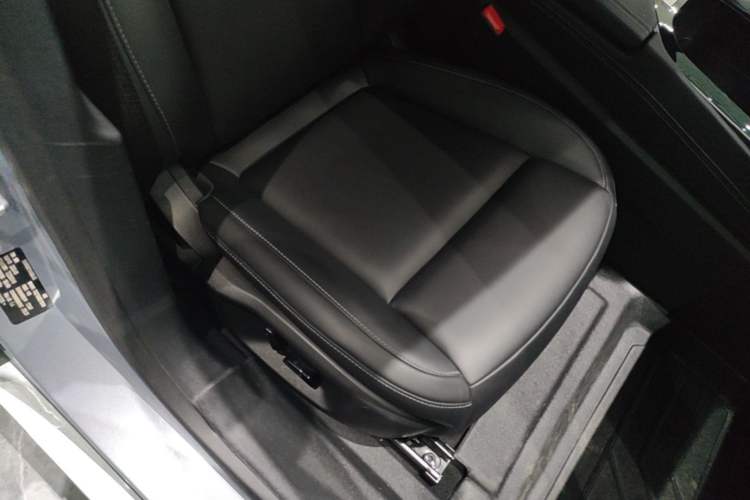 Used NETA S 2023 Pure Electric 520km Rear-Drive Lite Version Right Front Seat