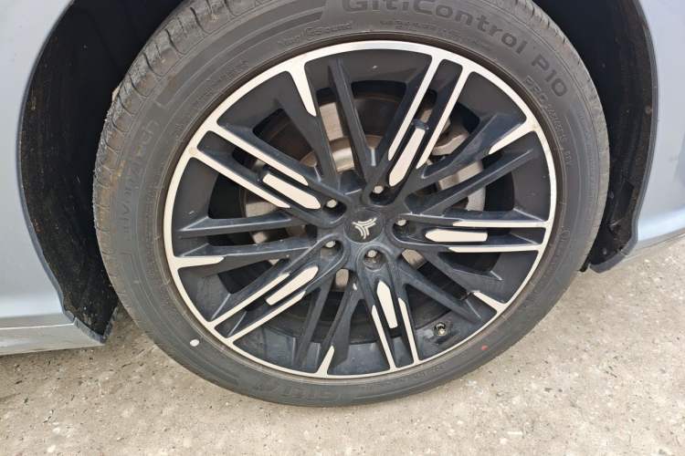 Used NETA S 2023 Pure Electric 520km Rear-Drive Lite Version Right Front Wheel Hub