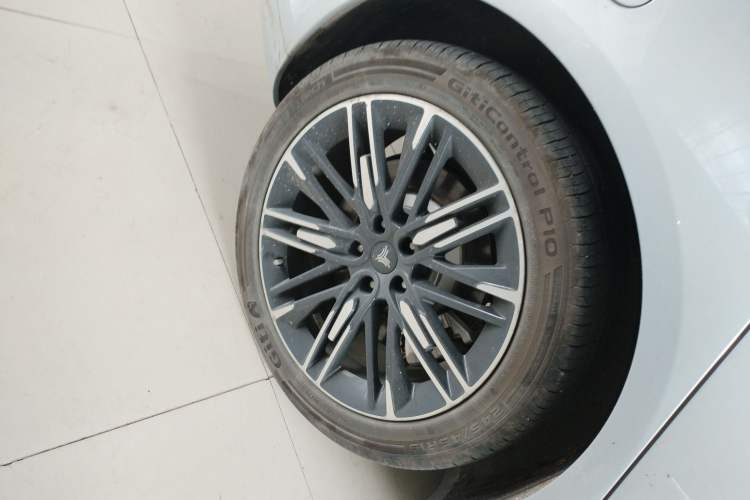 Used NETA S 2023 Pure Electric 520km Rear-Drive Lite Version Right Rear Wheel Hub