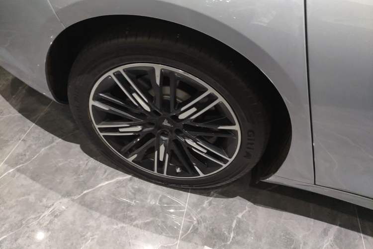 Used NETA S 2023 Pure Electric 520km Rear-Drive Lite Version Right Rear Wheel Hub