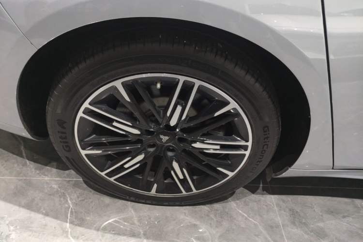Used NETA S 2023 Pure Electric 520km Rear-Drive Lite Version Right Rear Wheel Hub