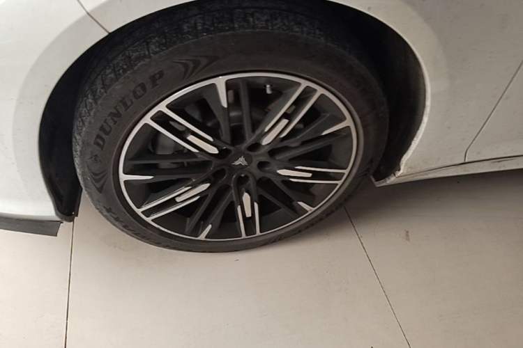Used NETA S 2023 All-Electric 520 km Range Rear-Drive Version Left Front Wheel Hub