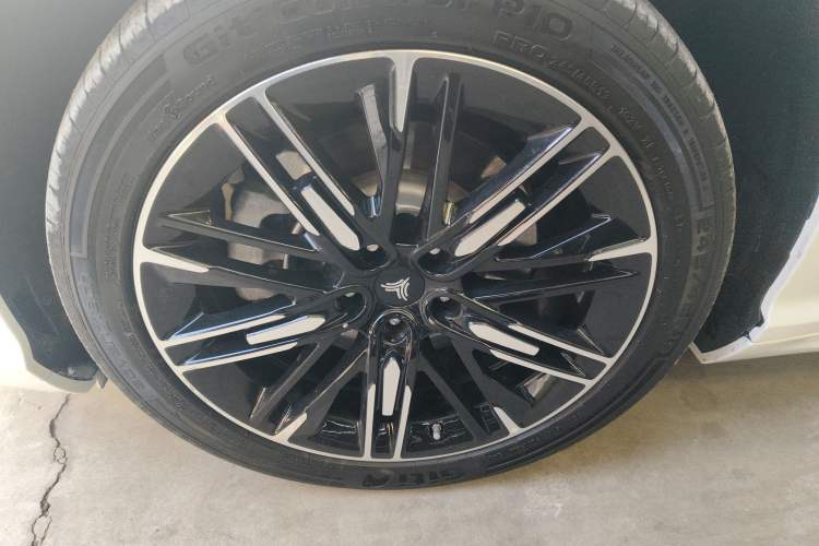 Used NETA S 2023 Pure Electric 520km Rear-Drive Lite Version Left Front Wheel Hub