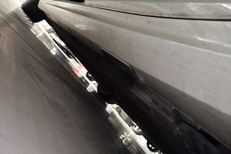 Used NETA S 2023 All-Electric 520 km Range Rear-Drive Version Left Side Sill