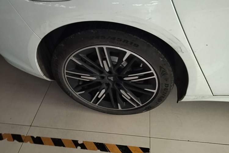Used NETA S 2023 All-Electric 520 km Range Rear-Drive Version Right Rear Wheel Hub