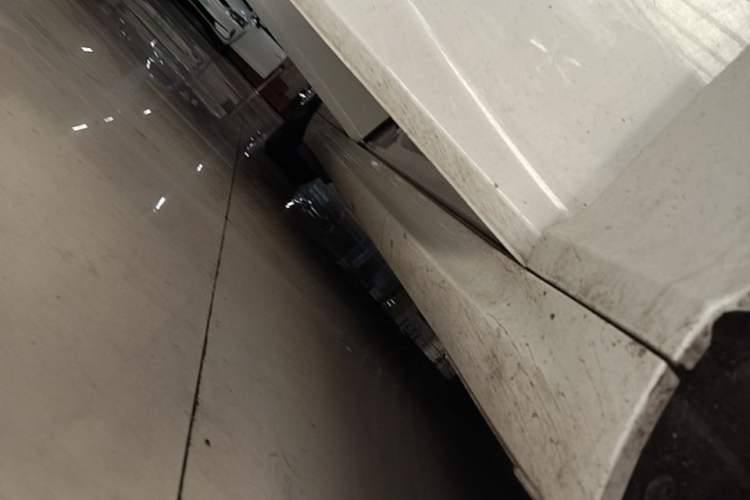 Used NETA S 2023 All-Electric 520 km Range Rear-Drive Version Right Side Sill