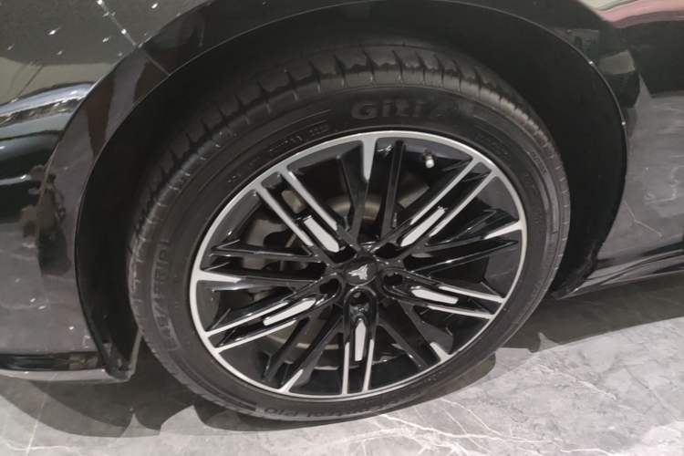 Used NETA S 2024 Range-Extended 1060 Lite Edition Left Front Wheel Hub