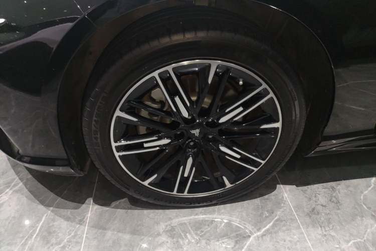 Used NETA S 2024 Range-Extended 1060 Lite Edition Left Front Wheel Hub