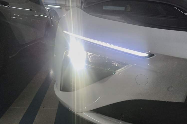 Used NETA S 2024 Pure Electric 520km Rear-Drive Deluxe Edition Right Front Headlight