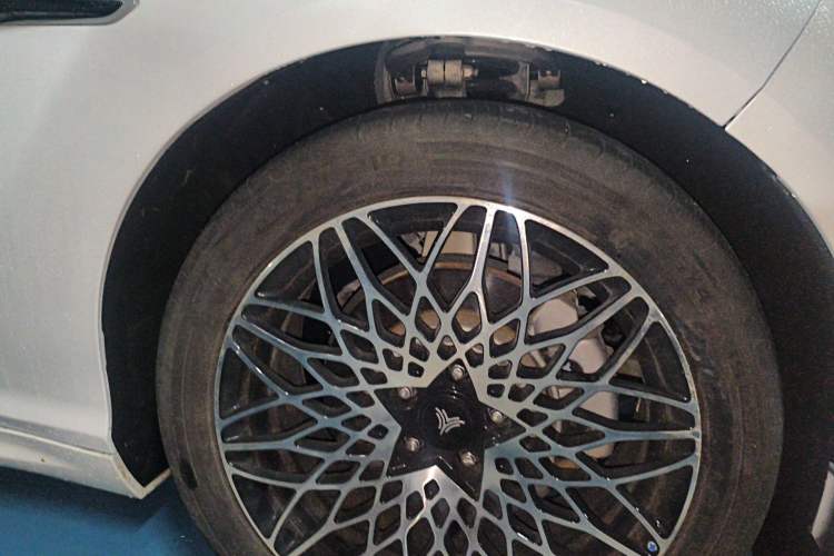 Used NETA S 2024 Pure Electric 520km Rear-Drive Deluxe Edition Right Front Wheel Hub