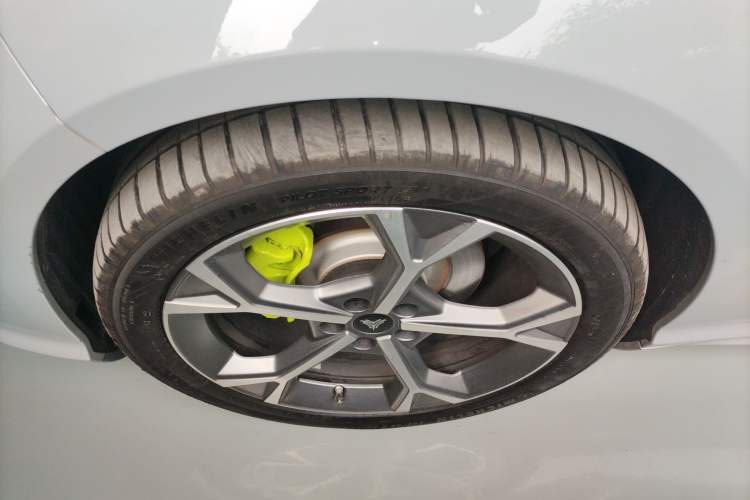 Used NETA S Shooting Brake 2024 Pure Electric 510 Pro Edition Left Front Wheel Hub
