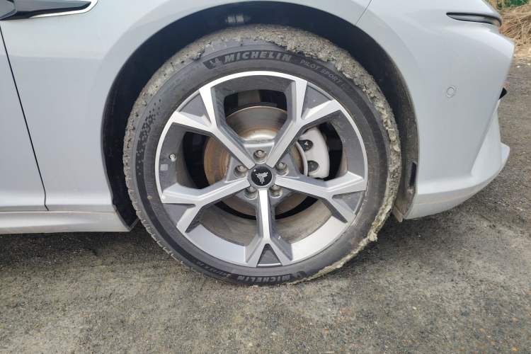 Used NETA S Shooting Brake 2024 Range-Extended 300 Pro Edition Right Front Wheel Hub
