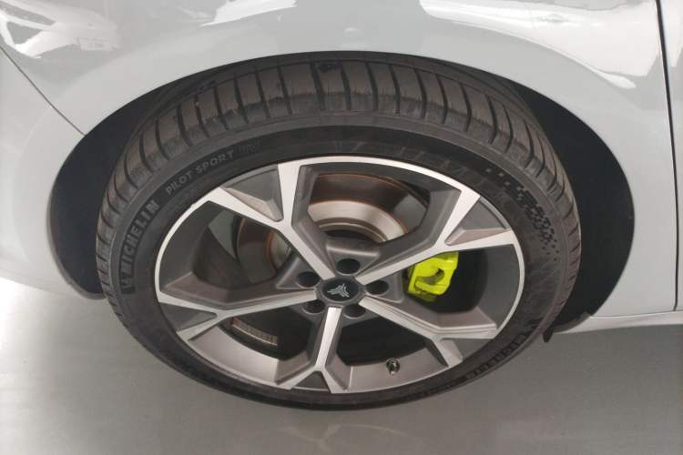 Used NETA S Shooting Brake 2024 Pure Electric 510 Pro Edition Right Rear Wheel Hub