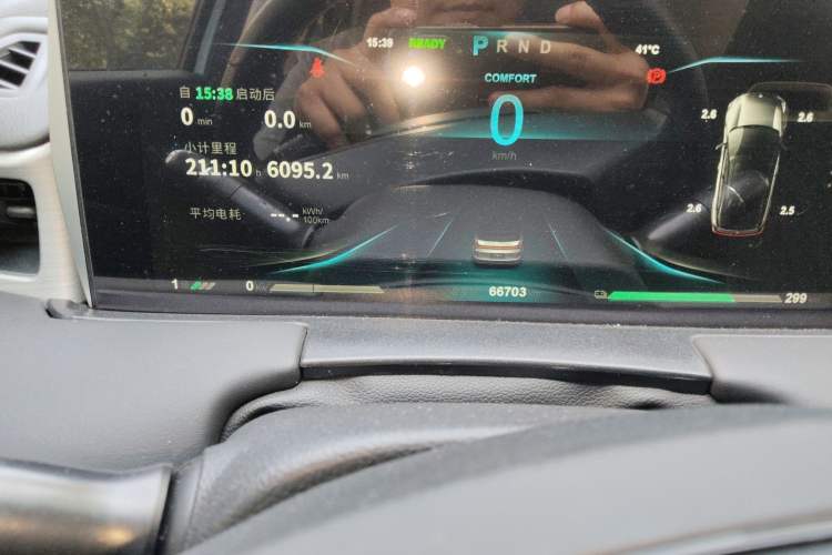 Used NETA U 2022 Zhi400 Pro Lithium Iron Phosphate Odometer Close Up