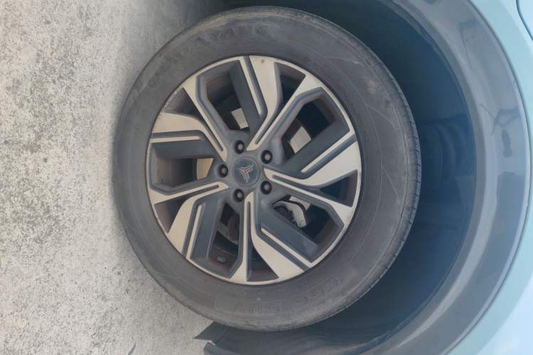 Used NETA U 2022 Zhi610 Lithium-NMC Right Front Wheel Hub