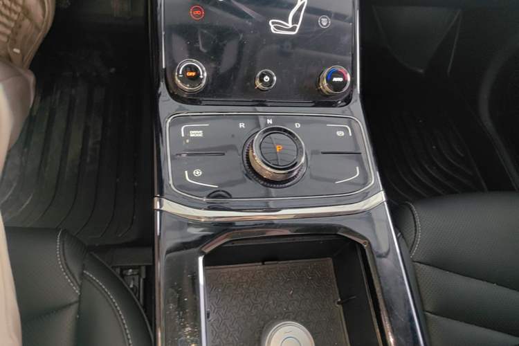 Used NETA U 2022 Zhi 400 Lithium-Nickel-Manganese-Cobalt Energy System Gear Lever