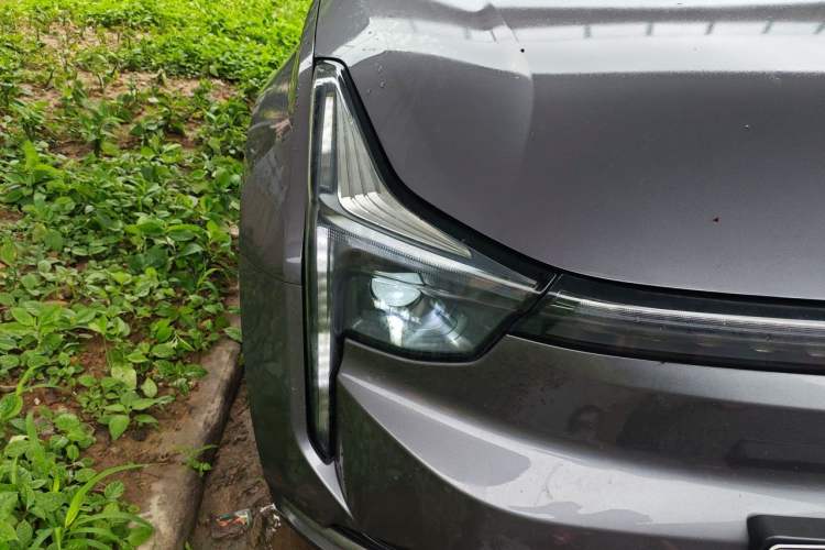 Used NETA U 2022 Zhi 400 Lithium-Nickel-Manganese-Cobalt Energy System Right Front Headlight