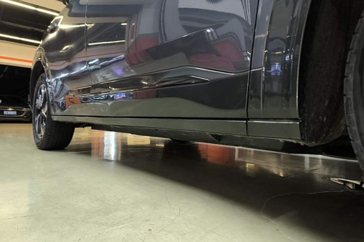 Used NETA U 2022 Zhi 400 Lithium-Nickel-Manganese-Cobalt Energy System Right Side Sill