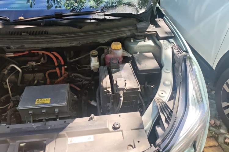 Used NETA U 2022 Zhi 400 Lithium-Nickel-Manganese-Cobalt Energy System Engine Bay Left
