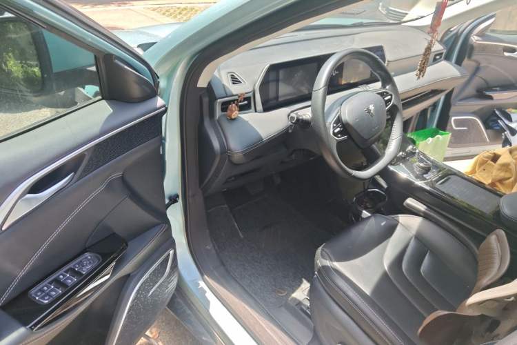 Used NETA U 2022 Zhi 400 Lithium-Nickel-Manganese-Cobalt Energy System Interior 3