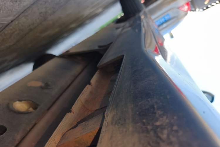 Used NETA U 2022 Zhi 400 Lithium-Nickel-Manganese-Cobalt Energy System Left Side Sill